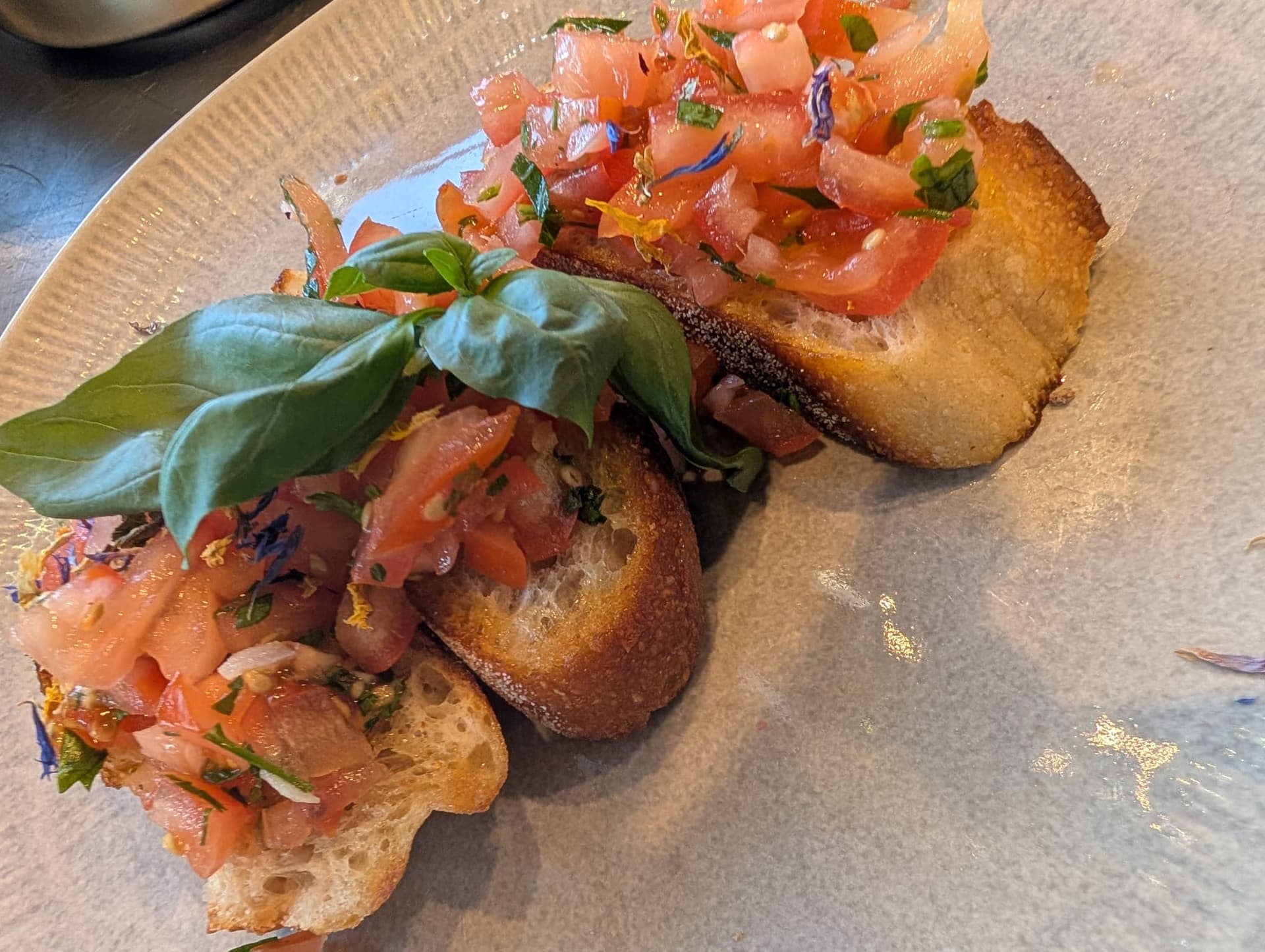 Bruschetta mit Tomaten und Basilikum