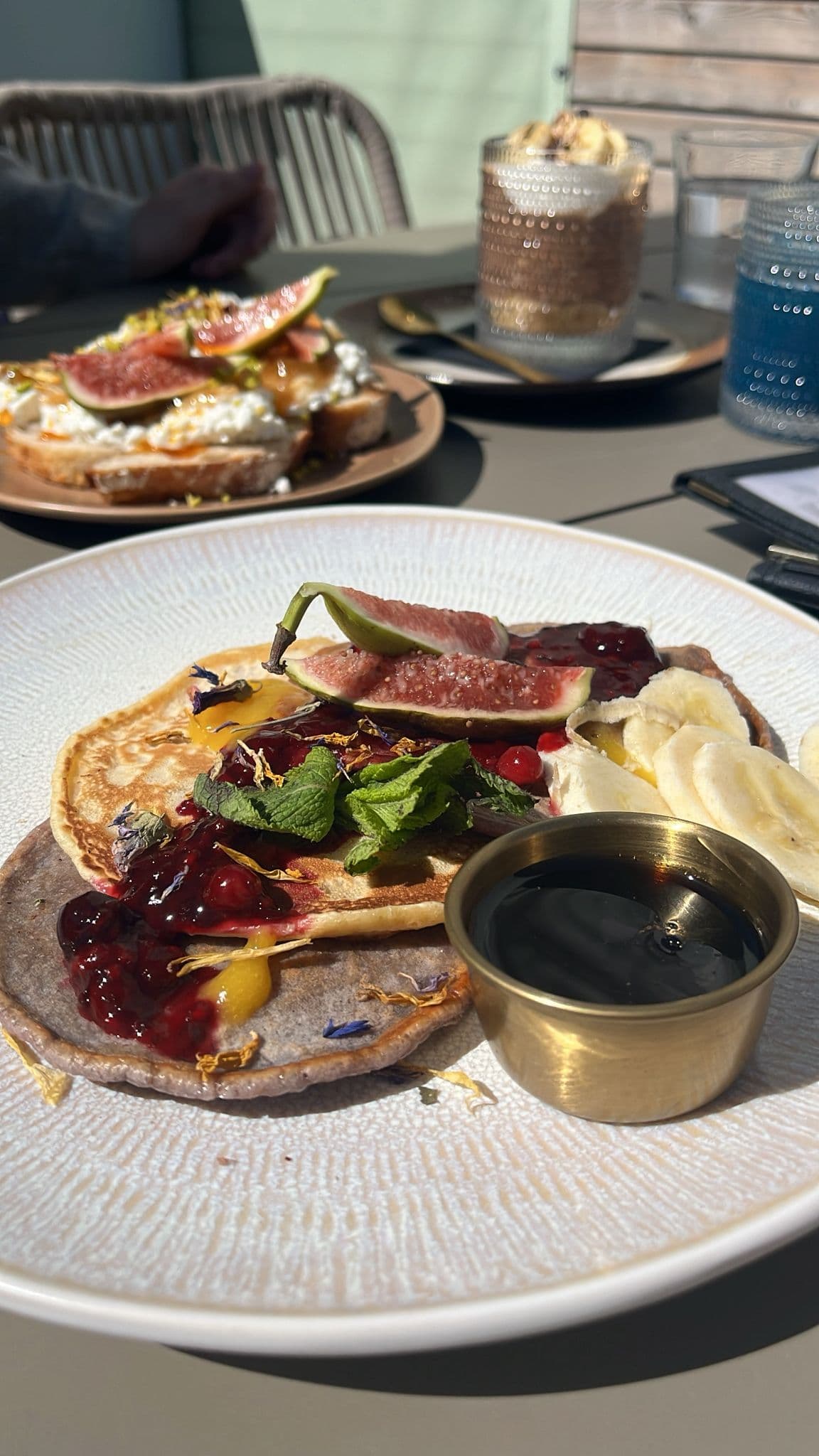 Pancakes mit Feigen und Beeren