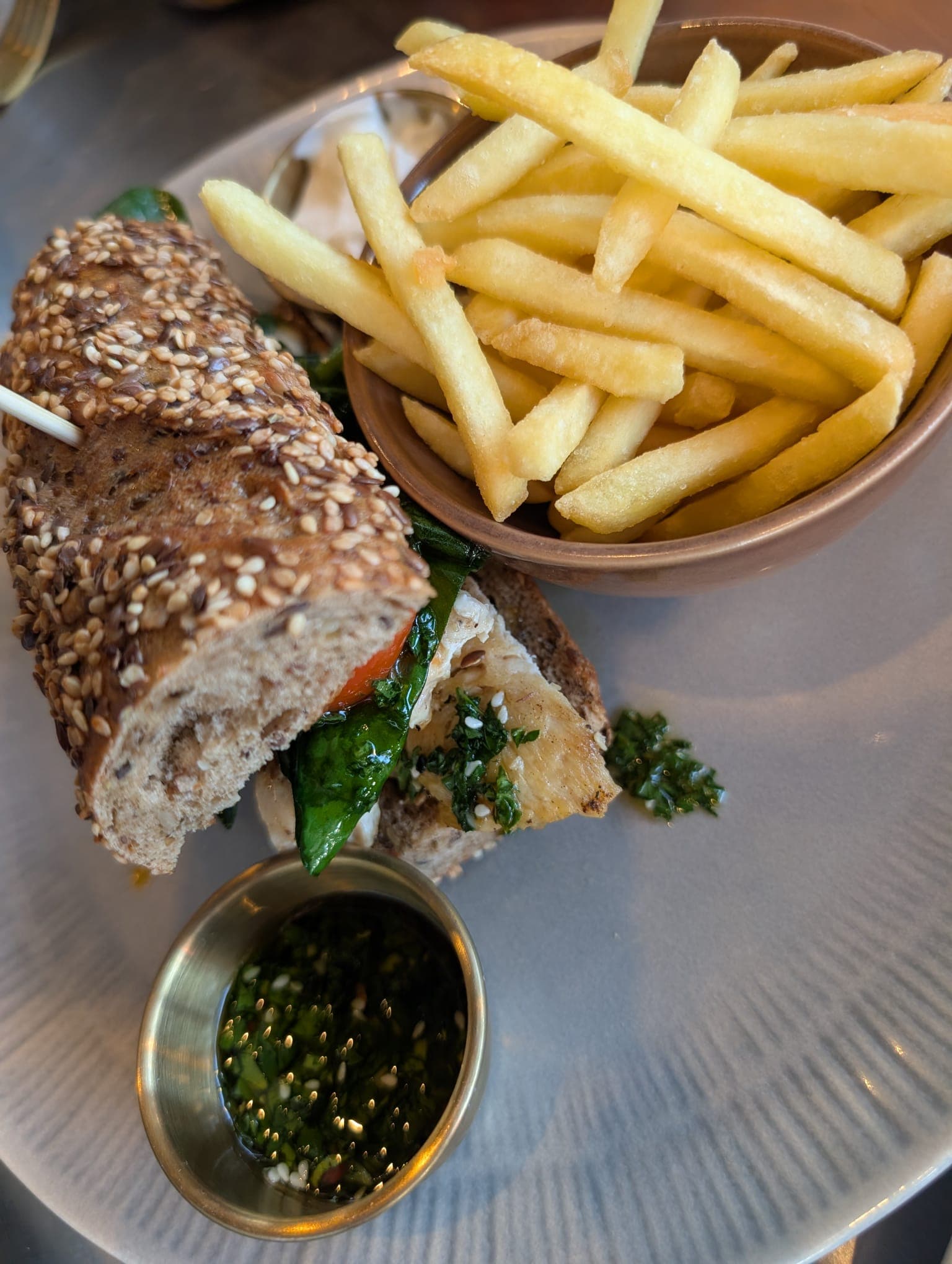 Sandwich mit Pommes und Kräuterdip