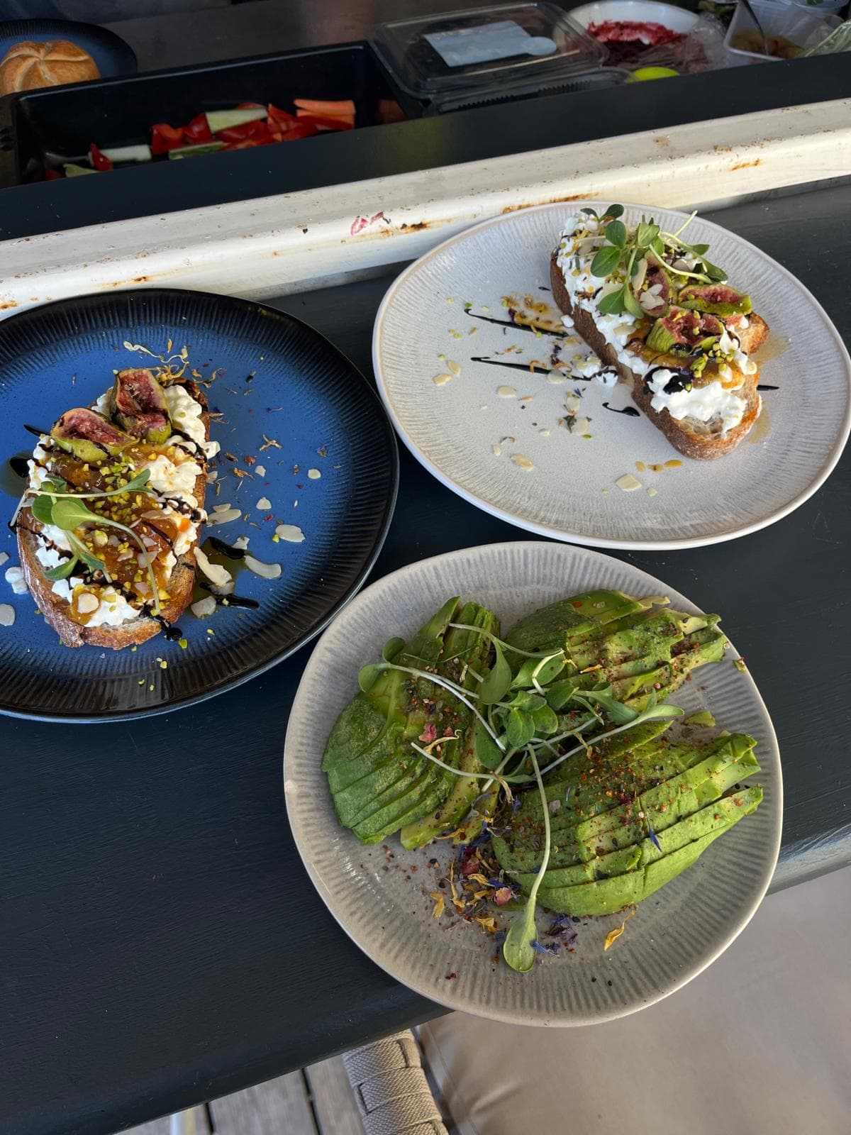 Feigen-Toast und Avocado