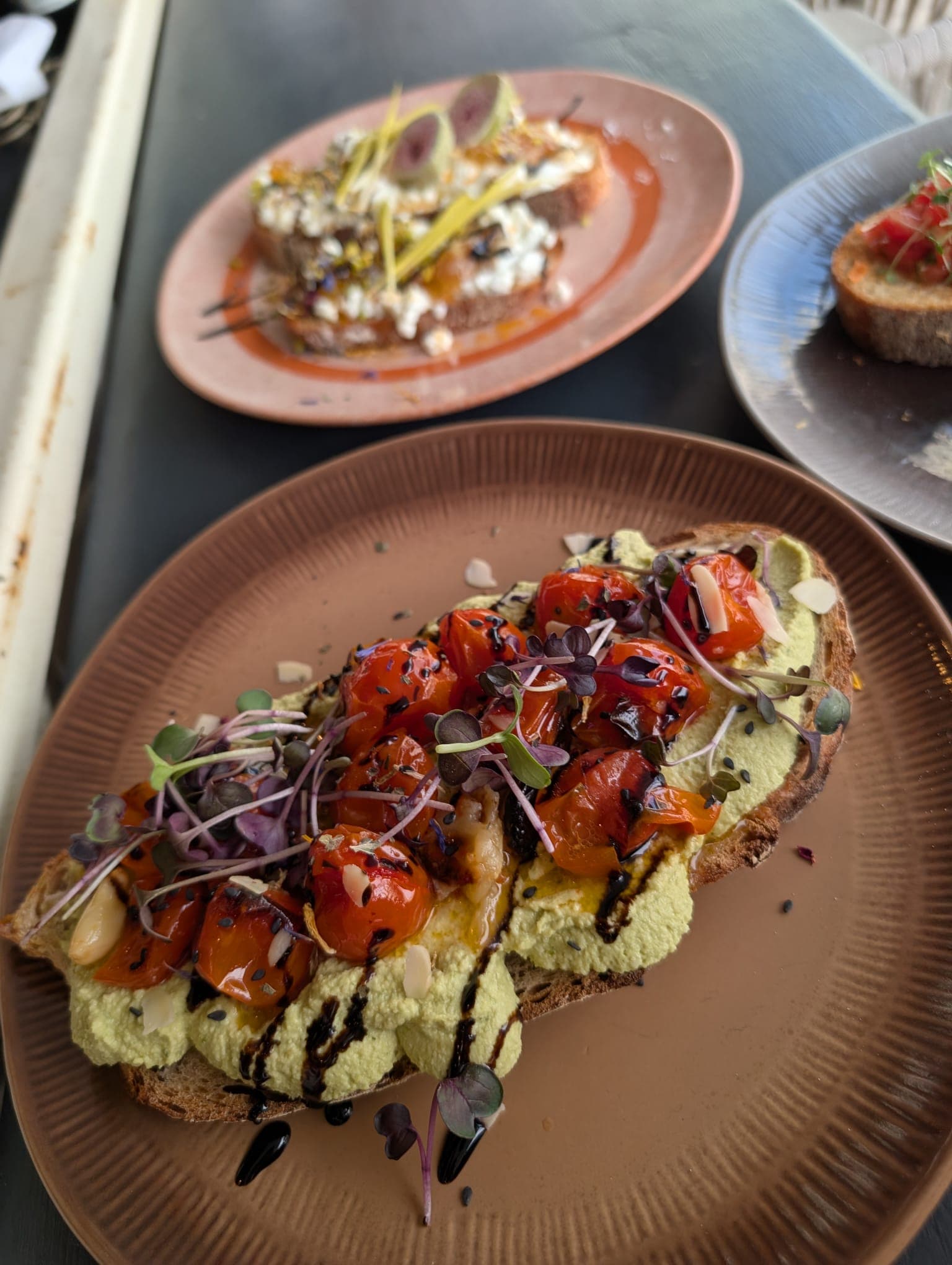 Toast mit Tomaten und Microgreens