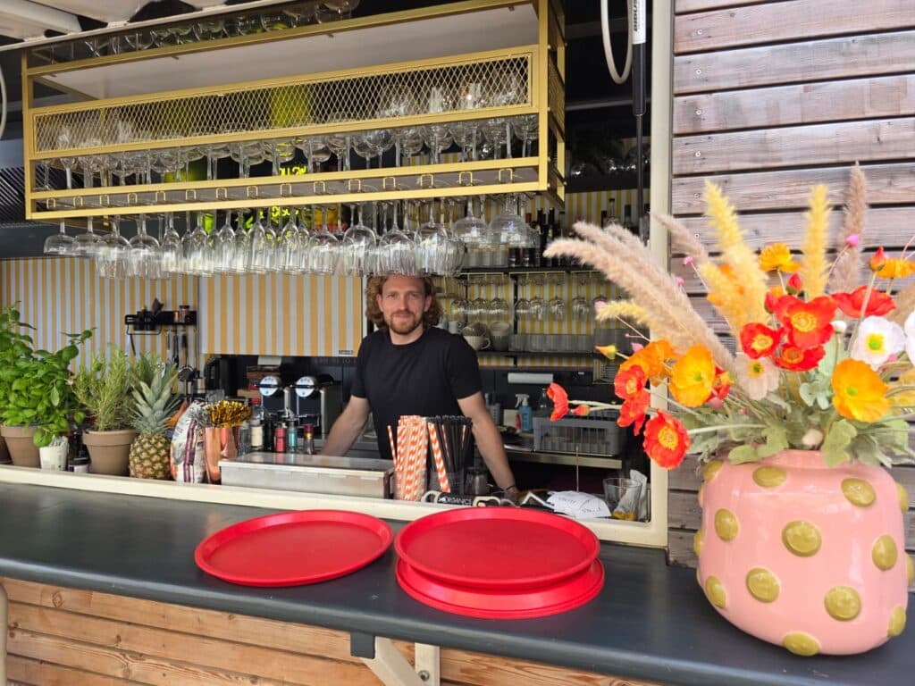 Paul hinter der Bar